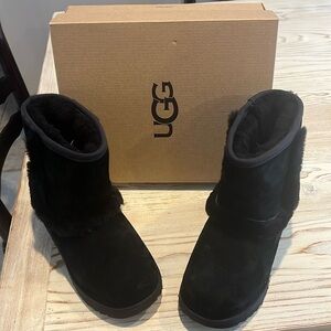 Girls size 1 Uggs. Brand new black